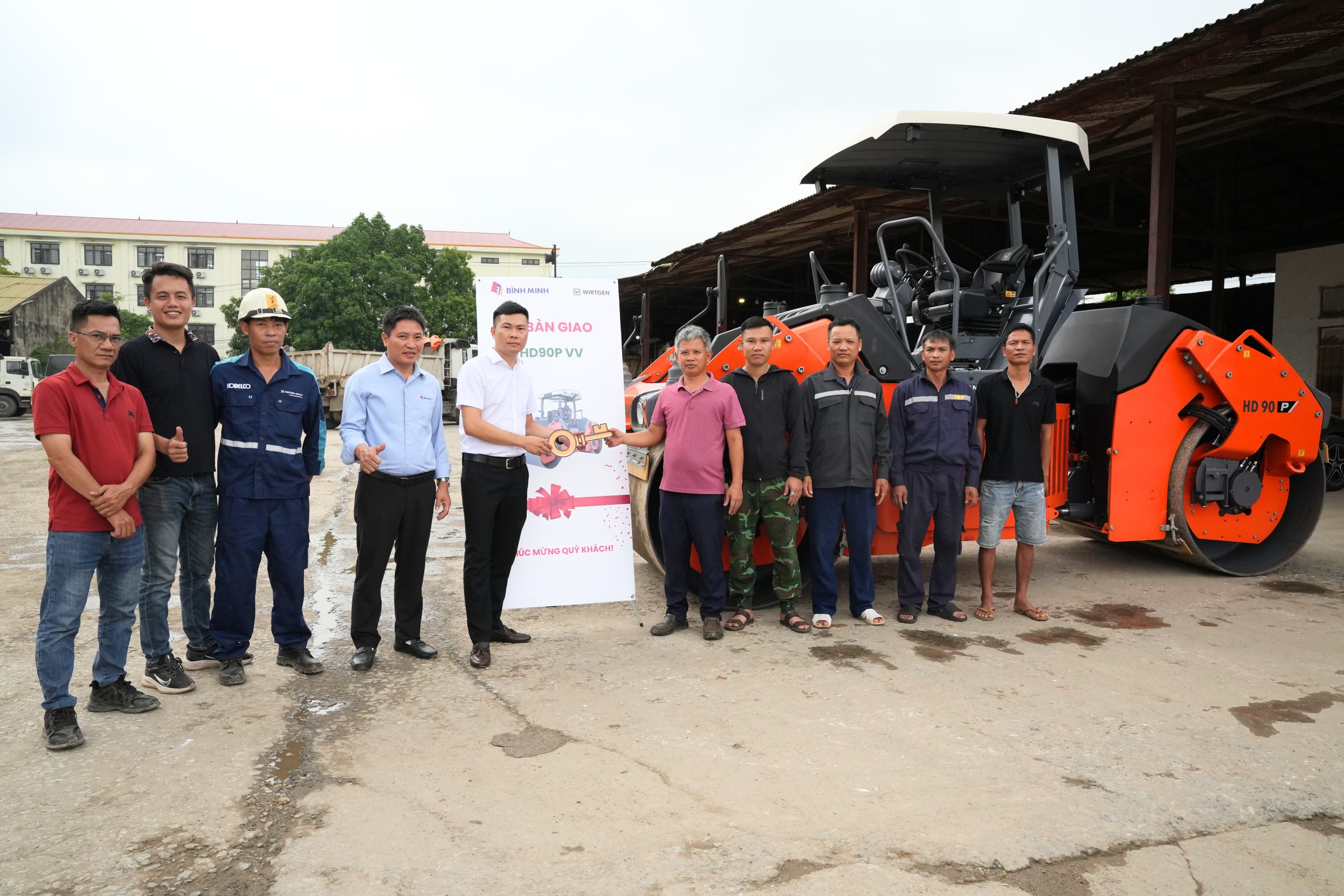 Bình Minh chính thức bàn giao xe lu Hamm HD90P VV cho DNTN Xây dựng Xuân Trường. Tìm hiểu chi tiết thông số kỹ thuật và công nghệ đầm nén hàng đầu từ Đức.
