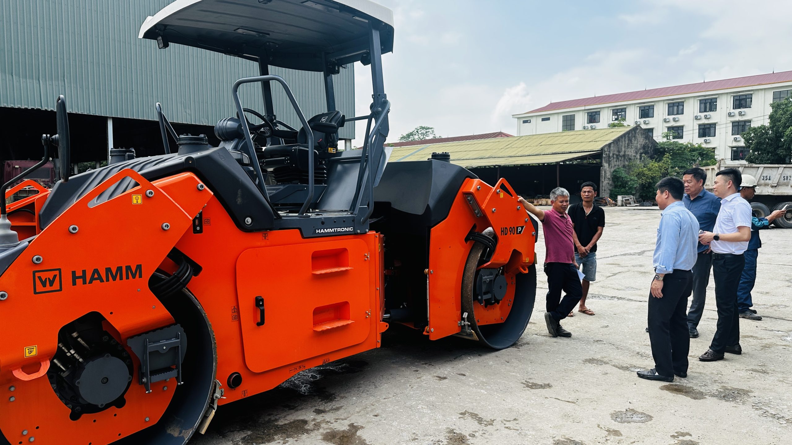 Bình Minh chính thức bàn giao xe lu Hamm HD90P VV cho DNTN Xây dựng Xuân Trường. Tìm hiểu chi tiết thông số kỹ thuật và công nghệ đầm nén hàng đầu từ Đức.