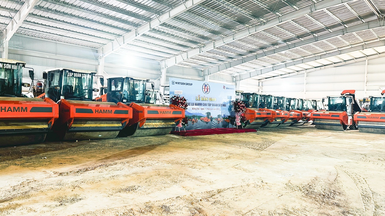 Dàn máy lu rung Hamm tại buổi Lễ bàn giao 